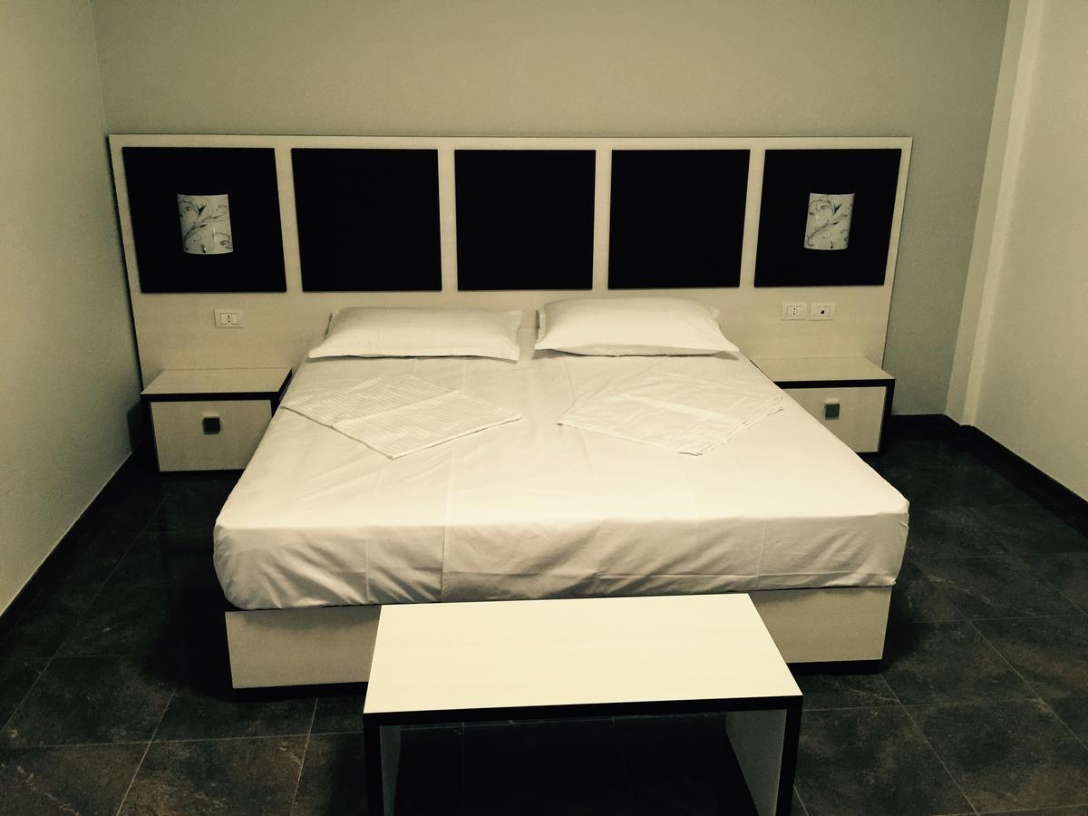 Herges Hotel Durrës Eksteriør billede