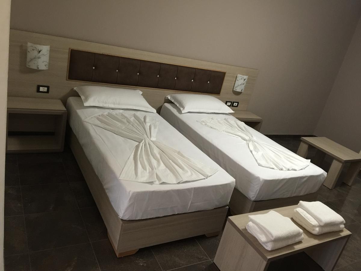 Herges Hotel Durrës Eksteriør billede