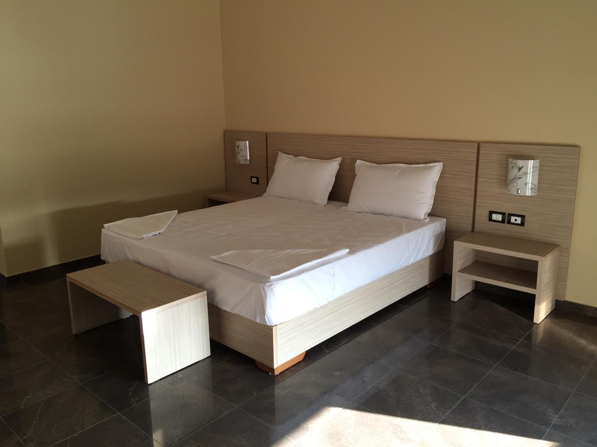 Herges Hotel Durrës Eksteriør billede