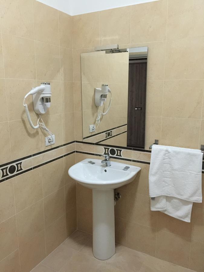 Herges Hotel Durrës Eksteriør billede