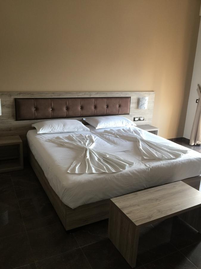 Herges Hotel Durrës Eksteriør billede