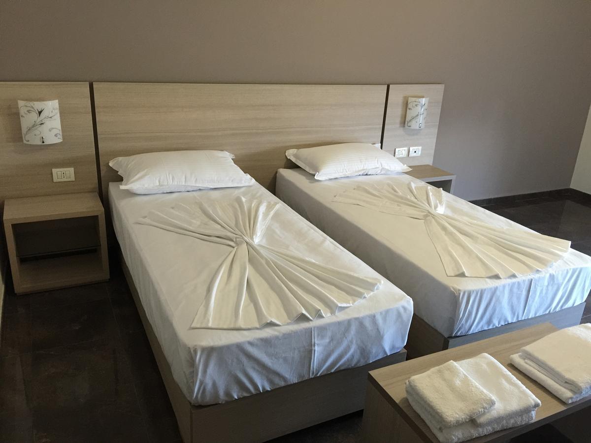 Herges Hotel Durrës Eksteriør billede