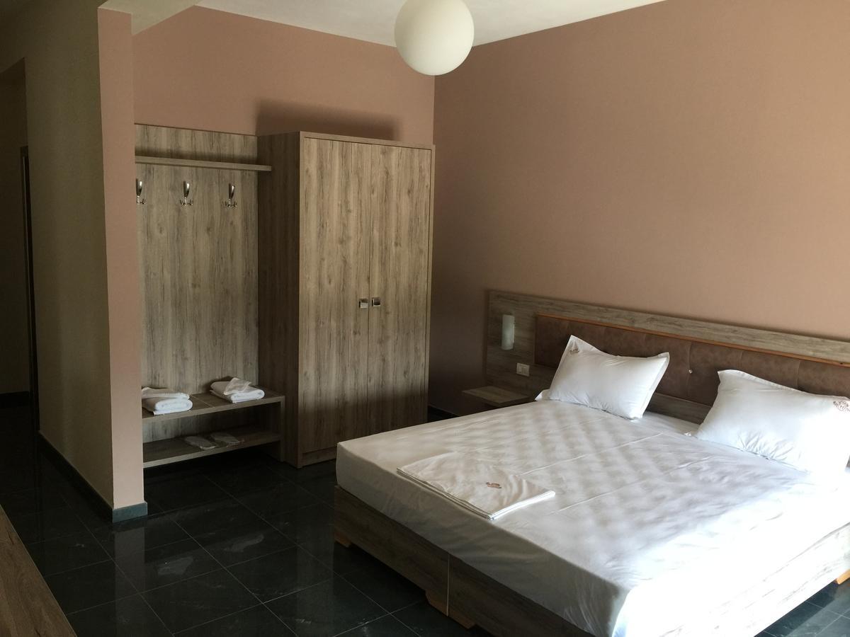Herges Hotel Durrës Eksteriør billede